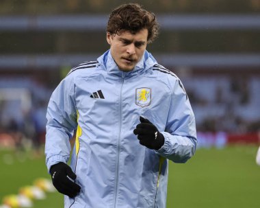 Aston Villa 'dan Victor Lindelof Premier Lig maçı sırasında İngiltere' nin Birmingham kentinde oynanan Villa-Everton maçında ısınma turunda...