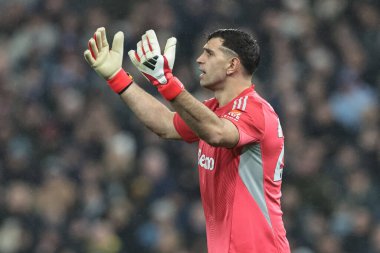 Aston Villa kalecisi Emiliano Martinez Premier Lig maçında takımına talimat verir. Aston Villa Everton 'a karşı Villa Park, Birmingham, İngiltere, 18 Ocak 2026