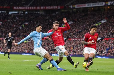 Manchester United takımından Lisandro Martinez, Manchester United 'ın Manchester City' ye karşı 17 Ocak 2026 'da oynanan Premier League karşılaşmasında Tijjani Reijnders' dan şutunu blokladı.