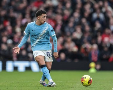 Manchester City 'den Rico Lewis Premier Lig maçında pas veriyor Manchester United Manchester City' ye karşı Old Trafford, Manchester, İngiltere, 17 Ocak 2026