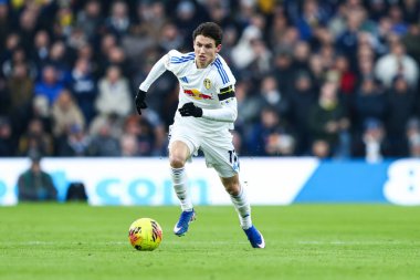 Leeds United takımından Brenden Aaronson 17 Ocak 2026 'da Leeds United' ın Fulham 'a karşı oynadığı Premier League maçında topu ileri sürüyor.