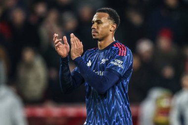 Gabriel of Arsenal, 17 Ocak 2026 'da İngiltere' nin Nottingham şehrinde oynanan Premier League maçından sonra oynanan Nottingham Forest-Arsenal maçında taraftarları alkışlıyor.