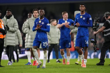 Chelsea 'li oyuncular Premier Lig maçında Chelsea-Brentford maçında 17 Ocak 2026' da Stamford Bridge, Londra 'da ev desteğini alkışladılar.