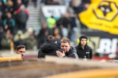 Wolverhampton Wanderers 'ın teknik direktörü Rob Edwards, 18 Ocak 2026 tarihinde İngiltere' nin Wolverhampton kentinde oynanan Premier League karşılaşmasında Wolverhampton Wanderers - Newcastle United maçında Newcastle United 'ın Eddie Howe teknik direktörünü kucaklıyor.