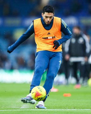 Fulham 'dan Raul Jimenez, 17 Ocak 2026' da Leeds United 'ın Fulham' a karşı oynadığı Premier League karşılaşması öncesinde ısınıyor.