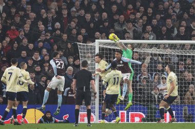 Everton kalecisi Jordan Pickford, 18 Ocak 2026 'da İngiltere' nin Birmingham kenti Villa Park 'ta oynanan Premier League maçında topu toplar.
