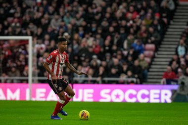 Sunderland takımından Reinildo Mandava, Premier League maçında topla koşuyor. Sunderland - Crystal Palace Stadyumu, Sunderland, İngiltere, 17 Ocak 2026