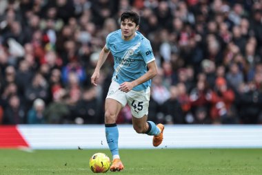 Manchester City 'den Abdukodir Khusanov, Manchester United ile Manchester City' nin 17 Ocak 2026 'da oynadığı Premier League maçında topu bırakıyor.