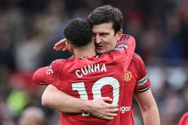 Manchester United takımından Harry Maguire, Manchester United 'ın Manchester City' ye karşı oynadığı 17 Ocak 2026 'da oynanan Premier League maçında son düdük çaldıktan sonra Manchester United' dan Matheus Cunha 'yı kucaklıyor.