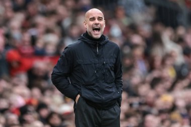 Manchester City 'nin Pep Guardiola teknik direktörü Premier League maçında Manchester United' ın Manchester City 'e karşı 17 Ocak 2026' da Old Trafford, Manchester 'da verdiği maçta talimatları haykırıyor.