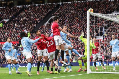 Manchester United 'dan Harry Maguire Premier League maçında Manchester City' ye karşı Old Trafford, Manchester, Birleşik Krallık 'ta 17 Ocak 2026' da kaleye doğru ilerliyor.