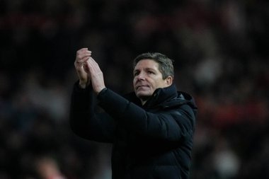 Crystal Palace teknik direktörü Oliver Glasner, Premier League 'in 17 Ocak 2026' da Stadyum of Light, Sunderland, İngiltere 'de oynanan Sunderland-Crystal Palace maçında son düdük çaldıktan sonra taraftarları alkışlıyor.