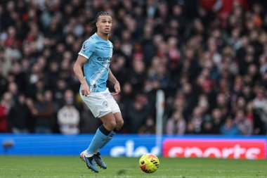 Manchester City 'den Nathan Ake Premier Lig karşılaşmasında Manchester United ile Manchester City arasında 17 Ocak 2026' da Old Trafford, Manchester, İngiltere 'de oynanan karşılaşmada topu aldı.