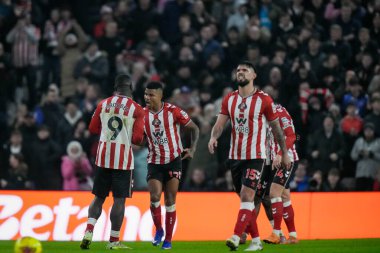 Sunderland 'dan Noah Sadiki, Brian Brobbeys' in Premier Lig maçı Sunderland 'a karşı Crystal Palace Stadyumu, Sunderland, İngiltere' de 17 Ocak 2026 'da oynanan karşılaşmada 2-1' lik golünü kutluyor.