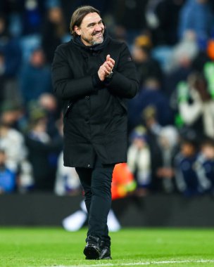 Leeds United takımının teknik direktörü Daniel Farke, 17 Ocak 2026 'da Leeds Road, İngiltere' de oynanan Premier League maçında Leeds United Fulham 'a karşı kazandığı 1-0' lık galibiyetten sonra alkışladı.