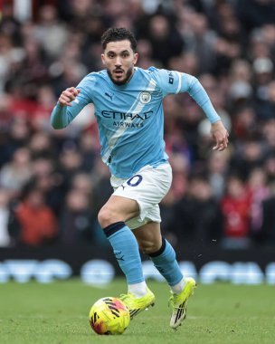 Manchester City 'den Rayan Cherki, Manchester United' ın Manchester City 'ye karşı 17 Ocak 2026' da oynanan Premier League maçında topu aldı.