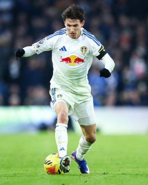 Leeds United takımından Brenden Aaronson Premier Lig maçında Leeds United ile Fulham arasında 17 Ocak 2026 'da oynanan Elland Road, Leeds, İngiltere maçında topu ayaklarının dibine aldı.