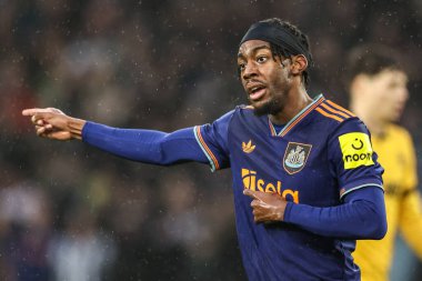 Newcastle United takımından Anthony Elanga, 18 Ocak 2026 'da İngiltere' nin Molineux kentinde oynanan Premier League maçında Wolverhampton Wanderers - Newcastle United maçında takım talimatlarını verdi.