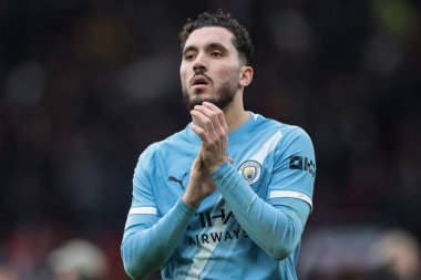Manchester City 'den Rayan Cherki, Premier League maçında Manchester United' ın Manchester City 'ye karşı oynadığı 17 Ocak 2026' da oynanan son düdük sonrasında taraftarları alkışlıyor.