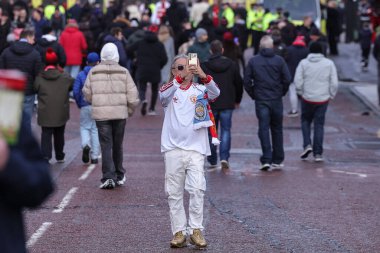 Manchester United taraftarı, Manchester United ile Manchester City maçında 17 Ocak 2026 'da Old Trafford, Manchester' da selfie çekti.