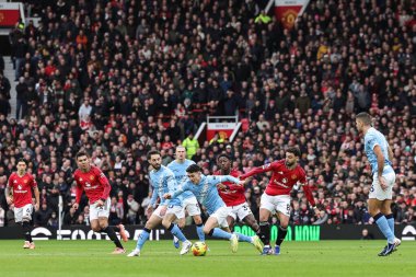 Manchester City 'den Phil Foden, Manchester United ile Manchester City arasındaki Premier League maçı sırasında Manchester United' dan Kobbie Mainoo tarafından faul yaptı.