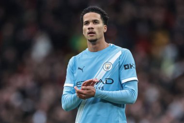 Manchester City 'den Divine Mukasa, Premier League maçında Manchester United' ın Manchester City 'e karşı oynadığı 17 Ocak 2026' daki son düdük sesinden sonra taraftarları alkışlıyor.
