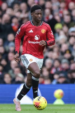 Manchester United 'dan Kobbie Mainoo Premier League maçında Manchester United' a karşı Manchester City maçında 17 Ocak 2026 'da Old Trafford, Manchester, İngiltere' de top attı.