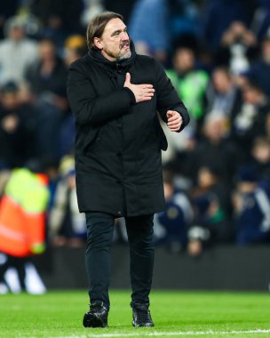 Leeds United takımının teknik direktörü Daniel Farke, 17 Ocak 2026 'da Leeds Road, İngiltere' de oynanan Premier League maçında Leeds United Fulham 'a karşı kazandığı 1-0' lık galibiyetten sonra alkışladı.