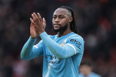 Manchester City 'den Antonie Semenyo, Premier League maçında Manchester United' ın Manchester City 'ye karşı oynadığı 17 Ocak 2026' da oynanan son düdük sonrasında taraftarları alkışlıyor.