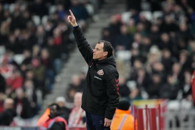 Sunderland 'ın Regis Le Bris teknik direktörü, 17 Ocak 2026' da İngiltere 'nin başkenti Sunderland' da oynanan Premier League maçında takımına talimat verir.