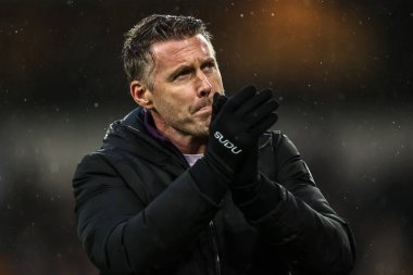Wolverhampton Wanderers 'ın Rob Edwards teknik direktörü, 18 Ocak 2026' da İngiltere 'nin Wolverhampton kentinde oynanan Premier League maçından sonra taraftarları alkışlıyor.