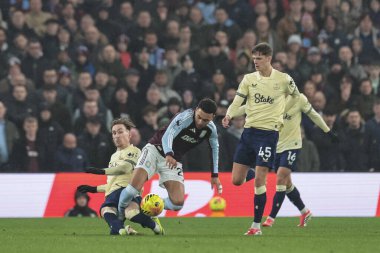 Aston Villa 'dan Morgan Rogers, 18 Ocak 2026' da İngiltere 'nin Birmingham kentinde oynanan Premier Lig karşılaşmasında Everton' dan James Garner 'a karşı Everton' da mücadele etti.
