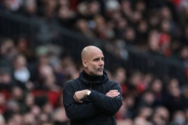 Manchester City 'nin Pep Guardiola teknik direktörü, Manchester United' ın Manchester City 'e karşı oynadığı 17 Ocak 2026 Premier League maçında Jacob' a bakıyor.