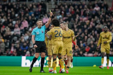 Hakem Rob Jones, Crystal Palace 'dan Chris Richards' a Premier League maçı sırasında Sunderland 'a karşı Crystal Palace Stadyumu, Sunderland, İngiltere, 17 Ocak 2026' da oynanan Sunderland maçı sırasında Sunderland 'lı Brian Brobbey' i yakalaması için sarı kart verdi.
