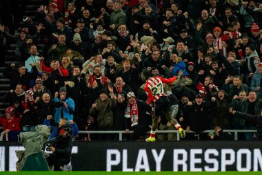 Sunderland 'dan Noah Sadiki, Brian Brobbeys' in Premier Lig maçı Sunderland 'a karşı Crystal Palace Stadyumu, Sunderland, İngiltere' de 17 Ocak 2026 'da oynanan karşılaşmada 2-1' lik golünü kutluyor.