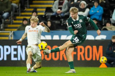 Blackburn Rovers takımından Tom Atcheson, Swansea City 'den Melker Widell' in baskısıyla 20 Ocak 2026 'da Swansea.com Stadyumu' nda oynanan Swansea City - Blackburn Rovers maçında