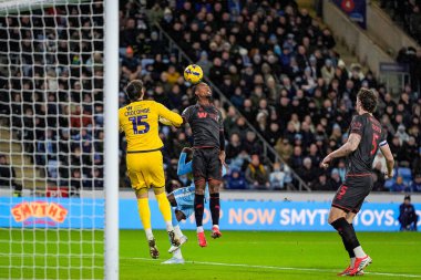 Millwall 'dan Zak Sturge 20 Ocak 2026' da Coventry City 'nin Coventry Building Society Arena' da Millwall 'a karşı oynadığı Gökyüzü İddia Şampiyonası maçında topu götürüyor.