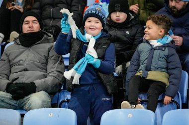 Coventry Building Society Arena, Coventry, İngiltere, 20 Ocak 2026 'da Coventry City ile Millwall arasındaki Sky Bet Şampiyonası karşılaşması öncesinde Coventry taraftarı dans eder.