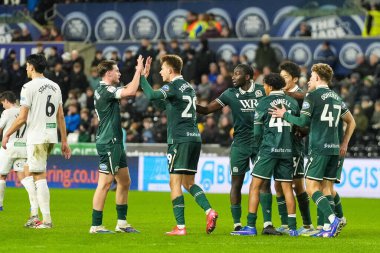Blackburn Rovers takımından Mathias Jorgensen, Swansea.com Stadyumu, Swansea.com, İngiltere 'de 20 Ocak 2026' da oynanan Sky Bet Şampiyonası karşılaşmasında takım arkadaşlarıyla gol atmasını kutluyor.