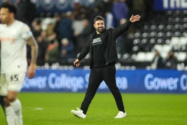 Swansea City teknik direktörü Vitor Matos, 20 Ocak 2026 'da İngiltere' nin Swansea.com Stadyumu 'nda oynanan Swansea City - Blackburn Rovers maçının son düdüğüyle ev sahibi taraftarlara el sallıyor.