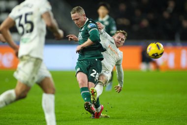 Blackburn Rovers takımından Adam Forshaw, Swansea City 'li Ollie Cooper' ın 20 Ocak 2026 'da Swansea.com Stadyumu' nda oynanan Swansea City - Blackburn Rovers maçında yaptığı baskı altında