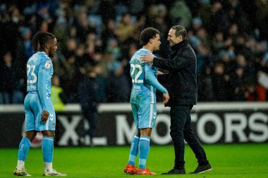 Coventry City 'den Frank Lampard menajeri Coventry City' den Joel Latibeaudiere ve Coventry City 'den Brandon Thomas-Asante' yi Coventry City 'nin Coventry Building Society Arena' daki Millwall 'a karşı oynadığı Sky Bet Şampiyonası maçında tam zamanlı olarak tebrik ediyor.