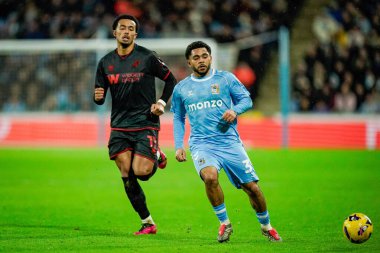 Coventry City 'den Jay Dasilva, 20 Ocak 2026' da Coventry Building Society Arena, Coventry, İngiltere 'de Coventry City ile Millwall arasındaki Gökyüzü İddia Şampiyonası karşılaşmasında Millwall' lu Femi Azeez tarafından kovalanırken topla koşuyor.