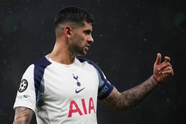 Tottenham Hotspur 'dan Cristian Romero UEFA Şampiyonlar Ligi Maçı sırasında Tottenham Hotspur, Borussia Dortmund' a karşı, Tottenham Hotspur Stadyumu, Londra, 20 Ocak 2026