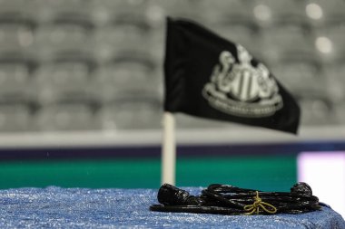 8 Newcastle United PSV Eindhoven maçında 21 Ocak 2026 'da St. James' s Park, Newcastle, İngiltere 'de oynanan UEFA Şampiyonlar Ligi karşılaşmasında TV yayın masasına yağmur yağdı.