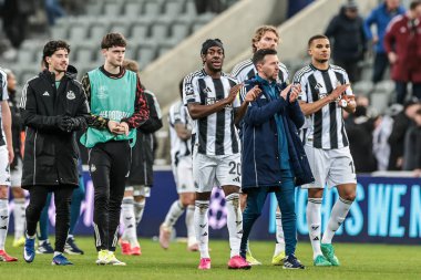 Newcastle United 'tan Anthony Elanga, UEFA Şampiyonlar Ligi Maçı' ndan sonra taraftarları alkışlıyor. 8 Newcastle United PSV Eindhoven 'a karşı St. James' s Park, Newcastle, İngiltere, 21 Ocak 2026