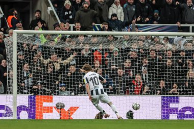 Anthony Gordon of Newcastle United scores to make it 2-0 during the UEFA Champions League Matchday 7 of 8 Newcastle United v PSV Eindhoven at St. James's Park, Newcastle, United Kingdom, 21st January 2026
