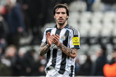 Newcastle United 'dan Sandro Tonali, UEFA Şampiyonlar Ligi Maçı' ndan sonra taraftarları alkışlıyor. 8 Newcastle United PSV Eindhoven 'a karşı St. James' s Park, Newcastle, İngiltere, 21 Ocak 2026