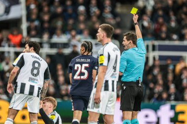 Hakem Daniel Siebert, UEFA Şampiyonlar Ligi Maçı 'nda 8 Newcastle United ve PSV Eindhoven maçında 21 Ocak 2026' da St. James 's Park, Newcastle, İngiltere' de Kiliann Sildillia 'ya sarı kart verdi.