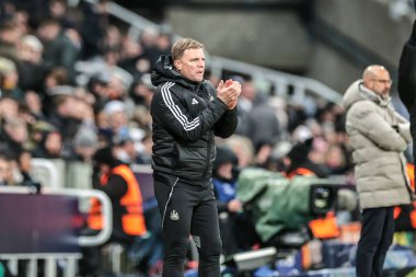 Newcastle United takımının teknik direktörü Eddie Howe, UEFA Şampiyonlar Ligi 'nin 8 Newcastle United PSV Eindhoven maçında takımını alkışlıyor.